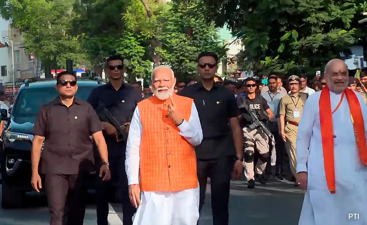 PM Modi exercises his right to vote in the Lok Sabha elections and urges the public to come out in large numbers and cast their votes during the third phase of polling. 7 May. Breaking News